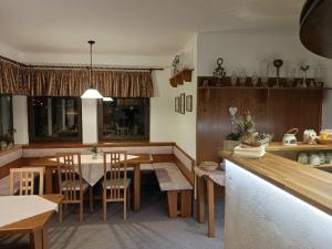 哈拉霍夫普劳科膳食公寓的厨房以及带桌椅的用餐室。