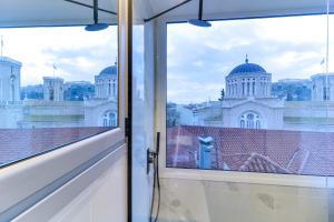 雅典AboV Athens的从建筑的窗户欣赏美景