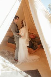Hildale锡安探险豪华野营地的站在帐篷里的一名新娘和新郎