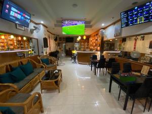 卡塔海滩Sue@Cozy Guesthouse的一间带沙发和桌子的餐厅和一间酒吧