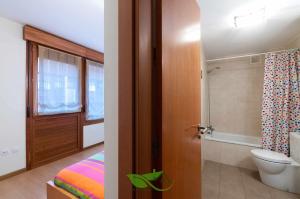 巴罗德亚尼斯Apartamento Mirador Playa de Barro的一间带床、卫生间和淋浴的浴室