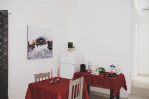 马泰拉Acasadifelice的一间带2张桌子和冰箱的用餐室