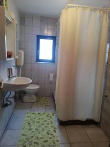 库普雷斯Kupres Desktop - mountain house的带淋浴、盥洗盆和卫生间的浴室