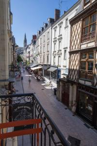 昂热Angers Hyper Centre - Rue St Laud, 2min Ralliement的享有街道和建筑的景色,设有阳台