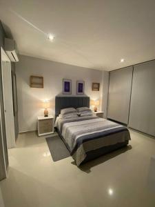 Apartamento en Condominio con Salida al Mar MORROS EPIC客房内的一张或多张床位