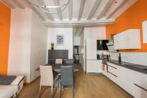 昂热Angers Hyper Centre - Rue St Laud, 2min Ralliement的厨房以及带桌椅的用餐室。