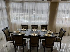 KuršumlijaJOKSIM Rooms&Restaurant的一间带桌椅的用餐室