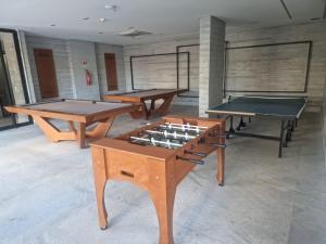 萨利诺波利斯Salinas Premium Resort 1423 Smart的一间设有3张乒乓球桌的房间