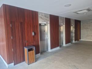 萨利诺波利斯Salinas Premium Resort 1423 Smart的大楼内带木镶板墙的走廊