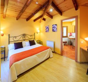 圣伊拉里奥-萨卡尔姆里波尔酒店的一间卧室,卧室内配有一张大床