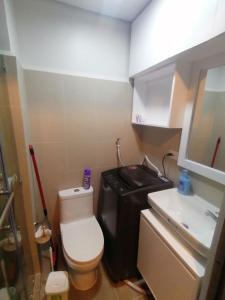 马尼拉Cosy Luxy Coast Residences Staycation的一间带卫生间和水槽的小浴室