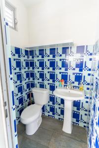 多拉多Aquaville Dorado Moderna Villa 4的蓝色和白色的浴室设有卫生间和水槽