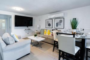 多拉多Aquaville Dorado Moderna Villa 4的客厅配有沙发和桌子
