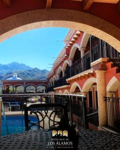 阿拉莫斯Hotel Real de los Alamos的享有带桥梁和桌子的建筑景致