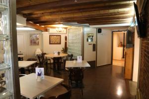 圣伊拉里奥-萨卡尔姆里波尔酒店的一间在房间内配有桌椅的餐厅