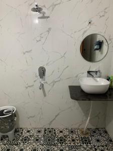 瓦拉纳西Bluetique的白色的浴室设有水槽和镜子