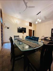 瓦拉纳西Bluetique的客厅配有桌子和沙发