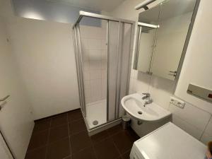 里德因克瑞斯City Appartement 4910的带淋浴、卫生间和盥洗盆的浴室
