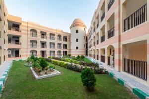 加利布港Marina city port ghalib chalet的公寓大楼的一个空的庭院