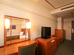 大津京都大津别馆酒店的客房设有一张桌子、一台电视和一张床