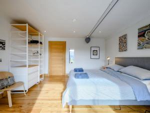 斯特朗申Jack Strawbale House - Uk7521的一间卧室设有一张大床,铺有木地板