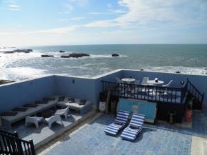 索维拉艺术家之家住宿加早餐旅馆的一个带桌椅的海景阳台