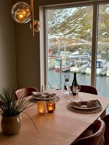 巴尔斯塔Lofoten seaview的酒杯桌子,享有码头景色