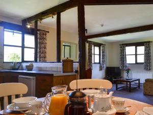 Llanfihangel-Bryn-PabuanMagpie - Uk6546的厨房以及带桌椅的用餐室。