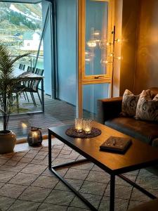 巴尔斯塔Lofoten seaview的带沙发和咖啡桌的客厅