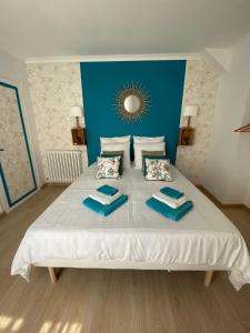 ReillanneChambre d'hôtes Zephyr Libeccio Le Moulin de Prédelles的一间卧室设有一张蓝色墙壁的大床