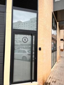 瓦伦西亚Loft con carácter en Valencia.的车倒在建筑物上的大门