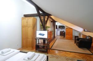 弗尔尼亚奇卡矿泉镇Vrnjci House的客厅设有楼梯和阁楼。
