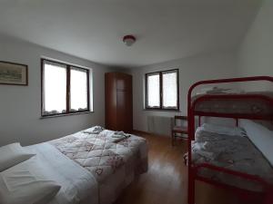 莱维科特尔梅Appartamento Lago的一间卧室配有两张床和一张双层床。