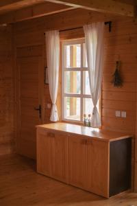 拉科维察Holiday Homes Vita Natura的一个带大厨房的房间内的大窗户