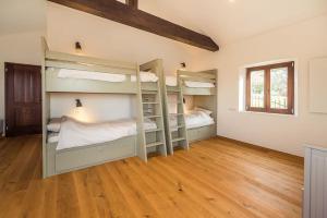 斯马尔诺Cherry Orchard House的铺有木地板的客房内设有两张双层床。