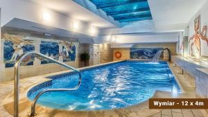 希维拉杜夫-兹德鲁伊St Lukas Medical & SPA的游泳池,位于酒店带游泳池的客房