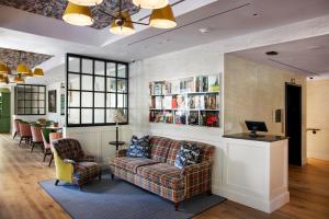 波士顿毕肯山酒店的带沙发和书架的客厅