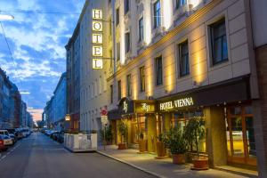 维也纳Hotel Vienna beim Prater的城市街道,有钟楼建筑