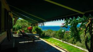 卡莫利VILLINO BRUNETTO azienda agrituristica的一个带桌子的海景庭院
