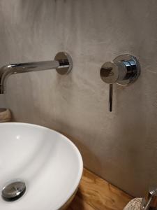 切列梅萨皮卡A&K HOME的浴室设有带淋浴的白色卫生间。