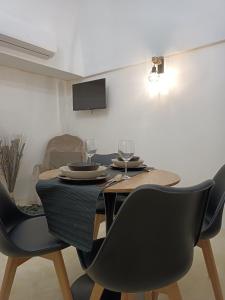 切列梅萨皮卡A&K HOME的用餐室配有桌椅和酒杯