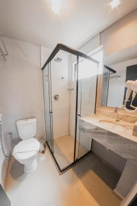 马塞约Saint Patrick Grand Hotel的浴室配有卫生间、淋浴和盥洗盆。