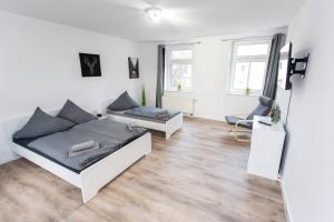 开姆尼茨Schickes 1-Raum-Apartment mit Balkon und vollausgestatteter Küche的客厅配有床和沙发