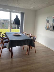海宁Nyt hus的一间用餐室,配有黑色的桌子和椅子