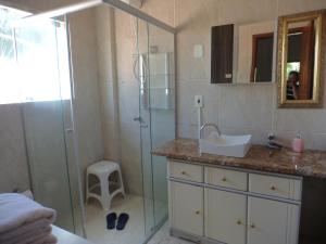 圣加布里埃尔ROSA CORTIANA Escalera的一间带玻璃淋浴和水槽的浴室