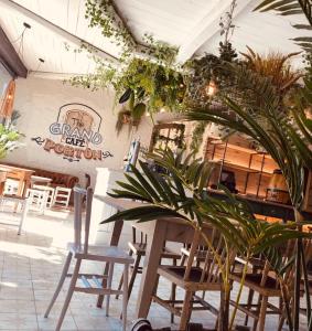 卢戈HOSTEL PORTON的一间带桌椅和植物的餐厅