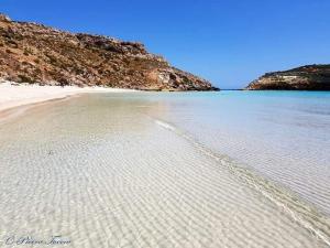 兰佩杜萨Élite Lampedusa的沙滩,沙滩,水和山