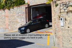 格拉纳达圣伊莎贝尔拉雷亚尔酒店的停放在停车库的小型汽车