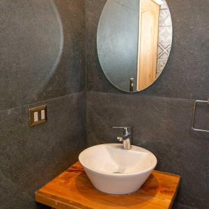库拉考廷Los Cantos del Agua的浴室设有白色水槽和镜子