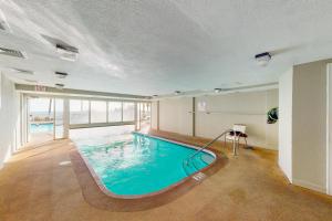 奥兰治比奇Tradewinds 601的一座带游泳池的建筑中的室内游泳池